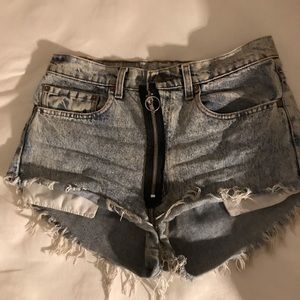 Mid wash levi’s shorts